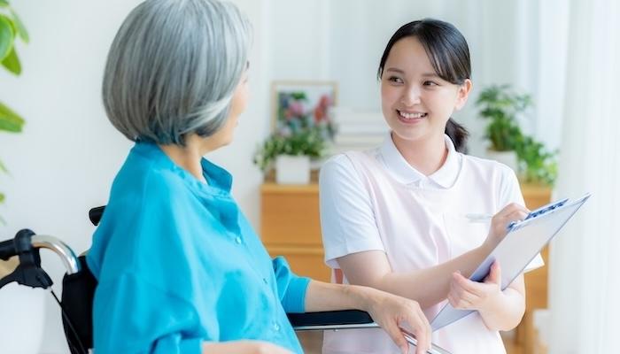 介護施設の看護師が担う役割と仕事内容は?気になる給料や向いている人を紹介